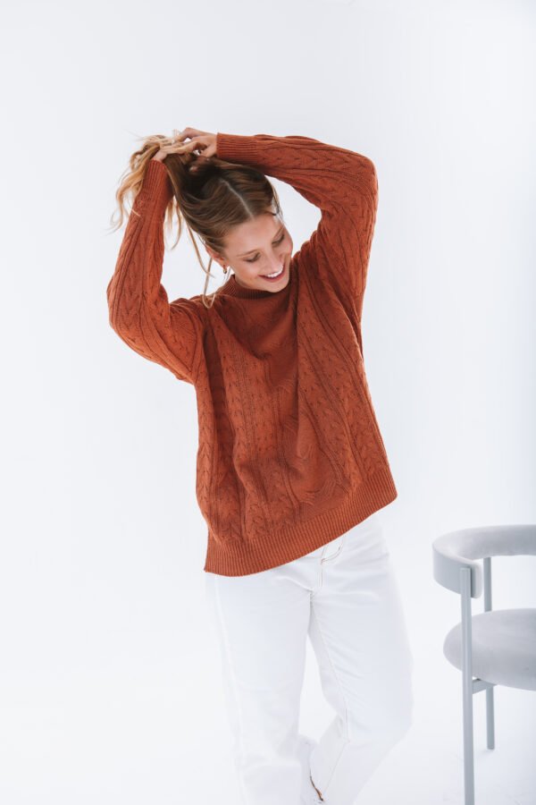 SWEATER CON TRENZAS Y OCHO CENTRAL OVER