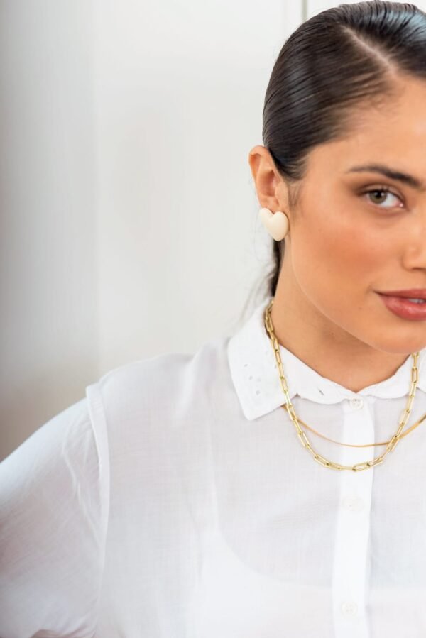 CAMISA BASICA CON BRODERIE EN EL CUELLO - Imagen 4