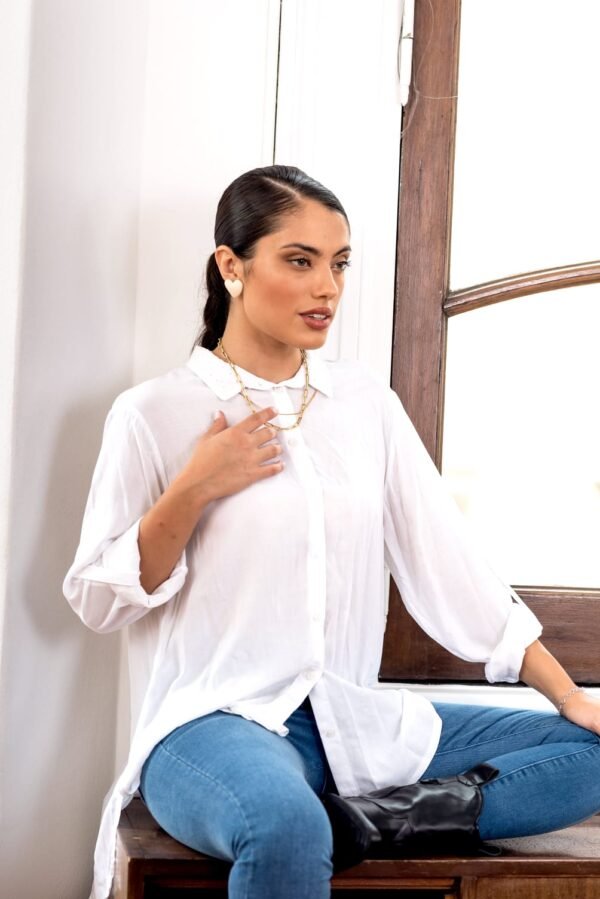 CAMISA BASICA CON BRODERIE EN EL CUELLO - Imagen 3