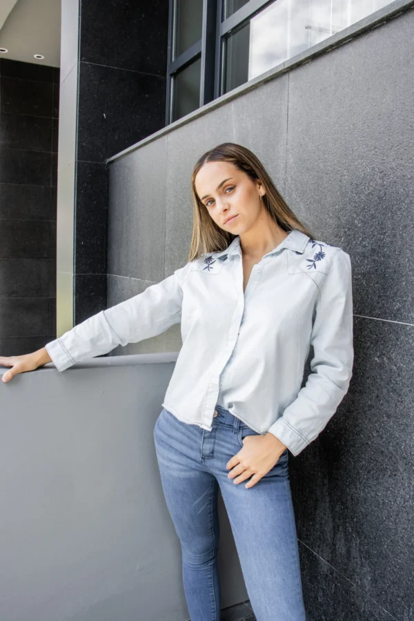 CAMISA JEAN CON BORDADO FLOR EN HOMBROS - Imagen 3