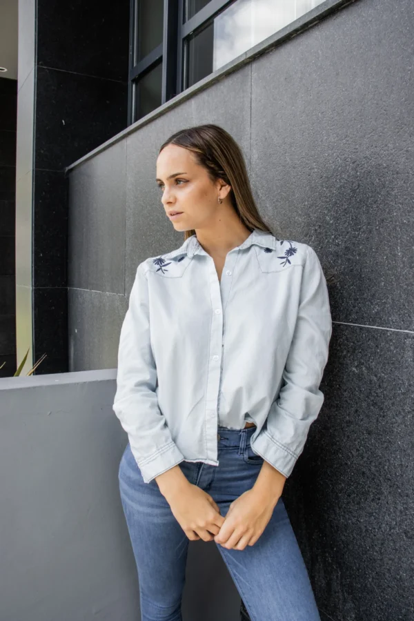 CAMISA JEAN CON BORDADO FLOR EN HOMBROS