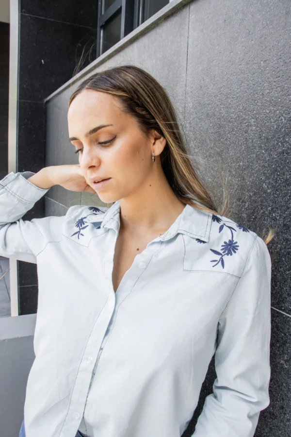 CAMISA JEAN CON BORDADO FLOR EN HOMBROS - Imagen 2