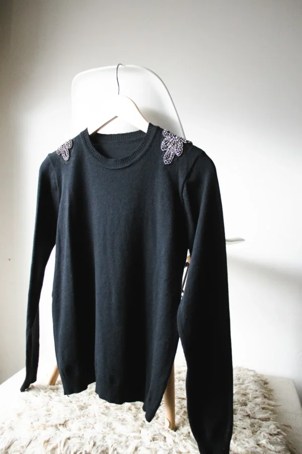 SWEATER CON CHARRETERA EN HOMBROS
