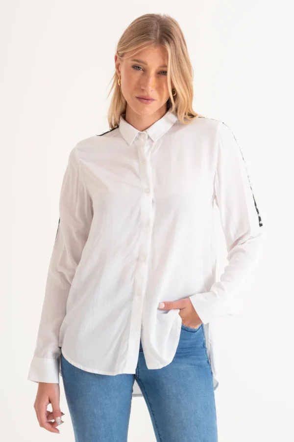 CAMISA CON TACHAS EN VIVO NEGRO HOMBROS