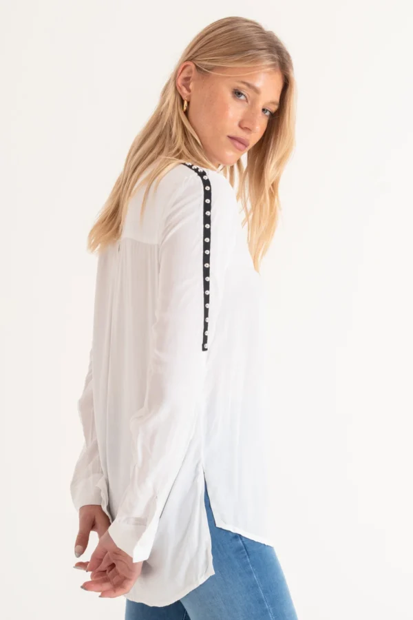 CAMISA CON TACHAS EN VIVO NEGRO HOMBROS - Imagen 2