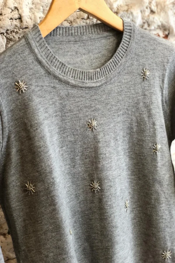 SWEATER CON ESTRELLITAS SALPICADAS