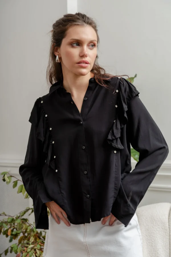 CAMISA CON STRASS EN VOLADO