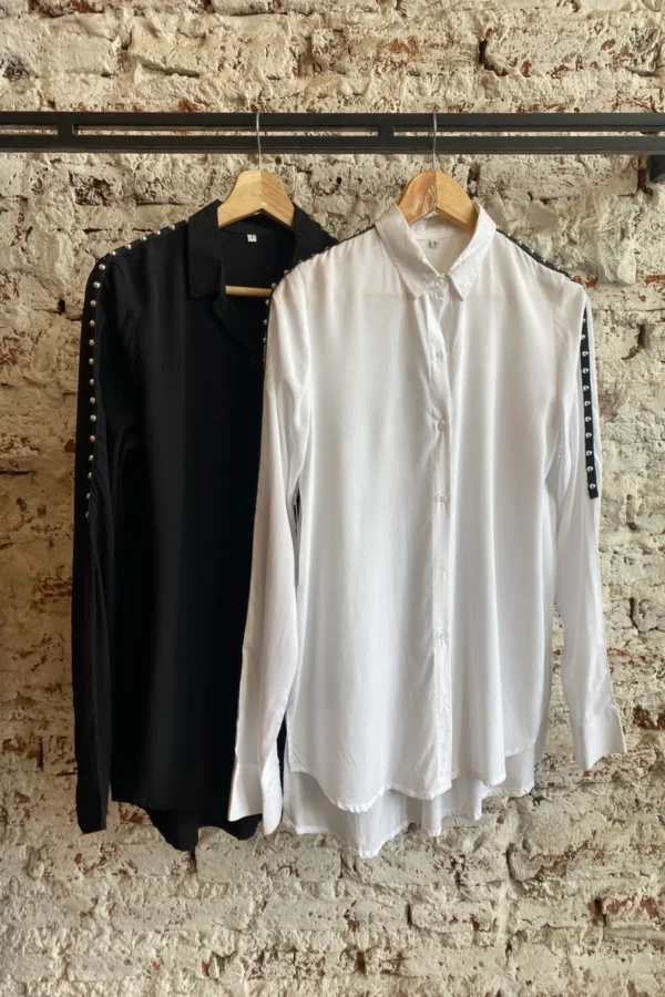 CAMISA CON TACHAS EN VIVO NEGRO HOMBROS - Imagen 4