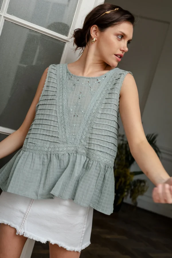 BLUSA CON PUNTILLA EN  V - Imagen 4