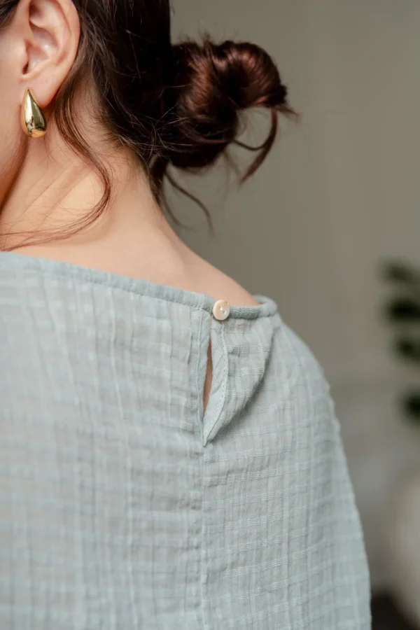 BLUSA CON PUNTILLA EN  V - Imagen 5