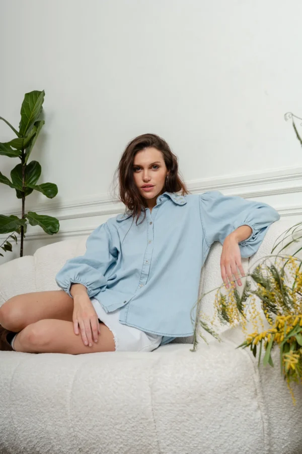 CAMISA DE JEANS CUELLO BABY BORDADO - Imagen 2