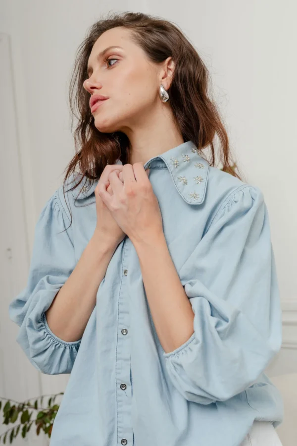 CAMISA DE JEANS CUELLO BABY BORDADO - Imagen 3