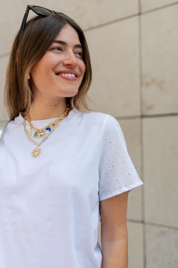 REMERA CON TACHAS EN MANGA