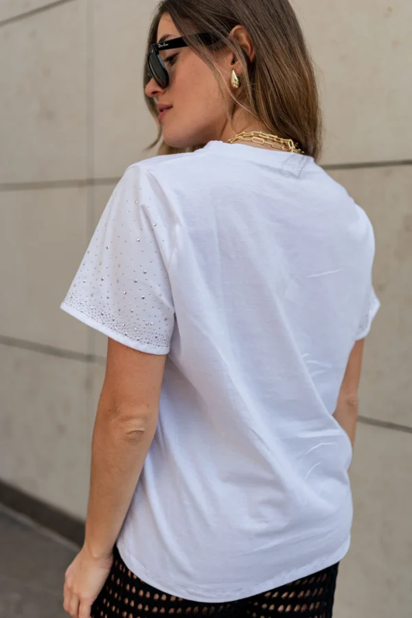 REMERA CON TACHAS EN MANGA - Imagen 3