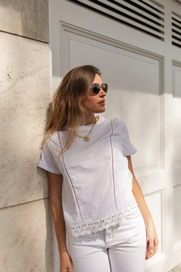 REMERA CON PUNTILLA EN RUEDO - Imagen 2