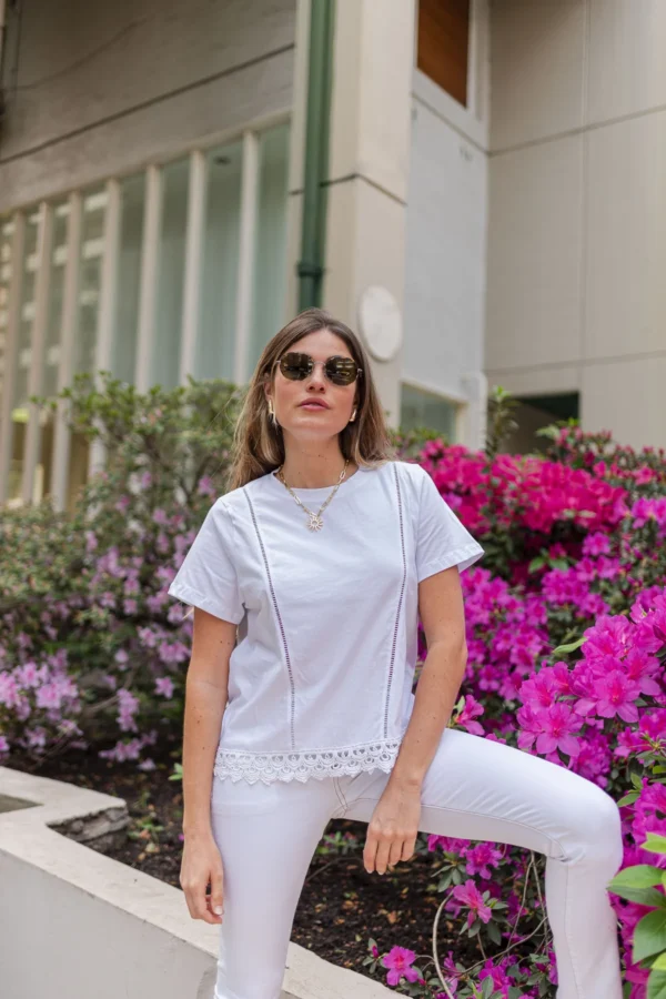 REMERA CON PUNTILLA EN RUEDO