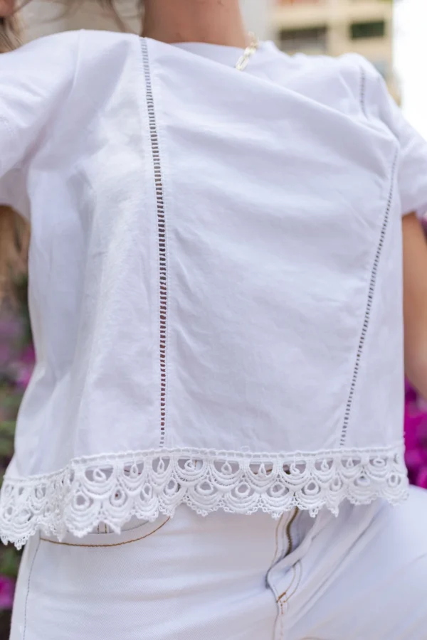 REMERA CON PUNTILLA EN RUEDO - Imagen 3