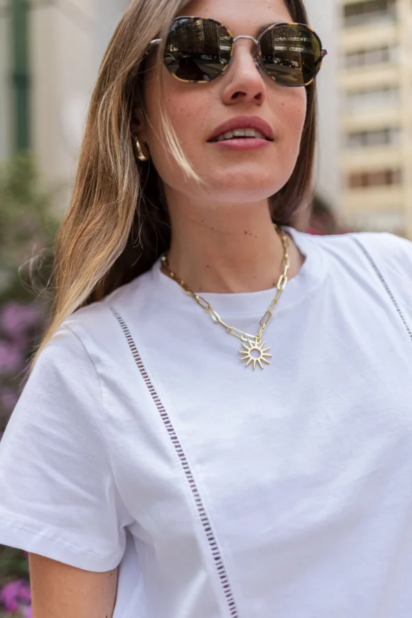 REMERA CON PUNTILLA EN RUEDO - Imagen 4