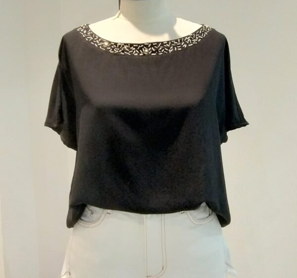BLUSA CON BORDADO EN CUELLO