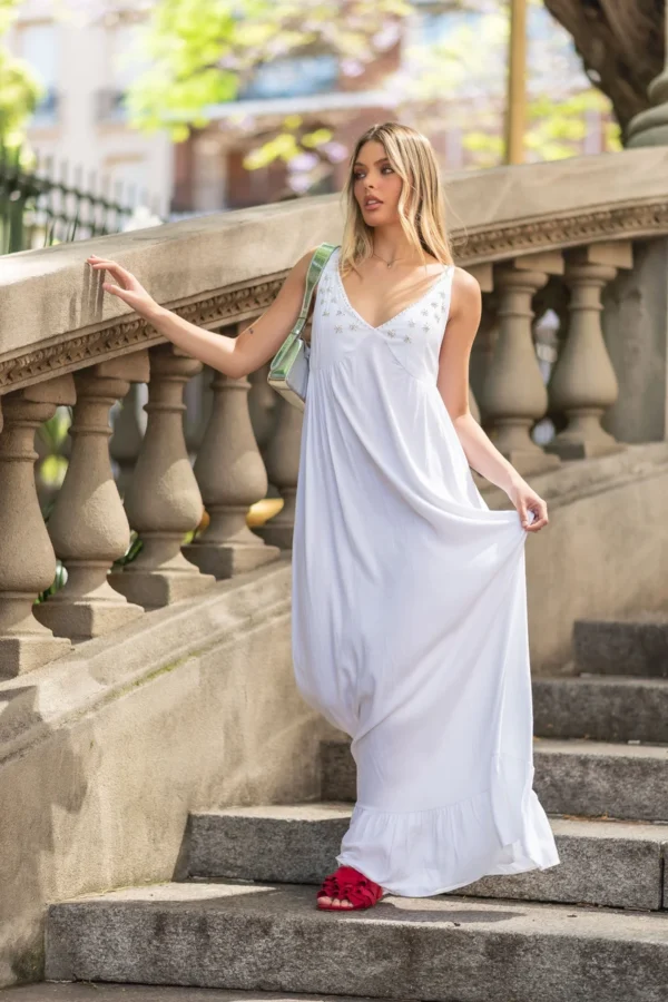 VESTIDO LARGO CON BORDADO EN ESCOTE