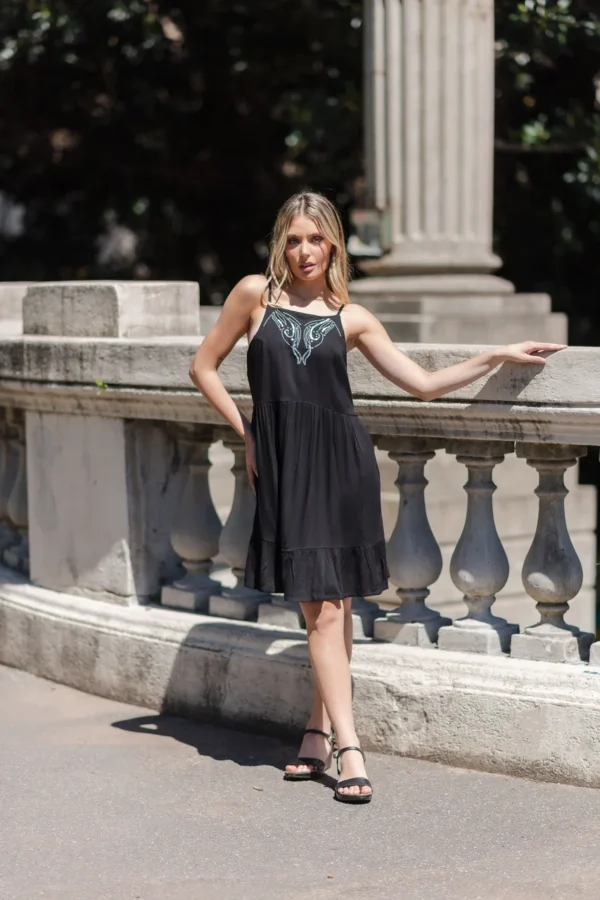 VESTIDO HALTER CON BORDADO LENTEJUELAS Y VOLADO EN RUEDO