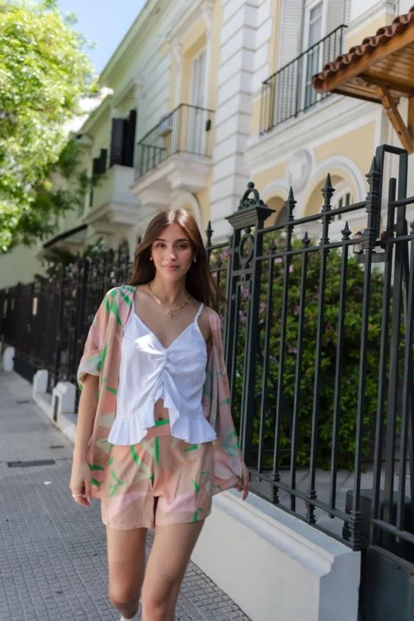 MUSCULOSA CON FRUNCE Y VOLADO