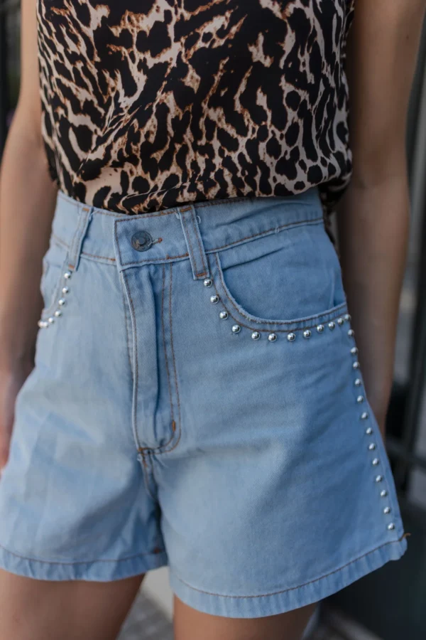 SHORT DE JEANS CON TACHAS - Imagen 3