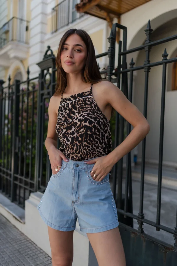 SHORT DE JEANS CON TACHAS