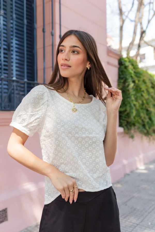 BLUSA DE BRODERIE CON CARTERA EN ESPALDA
