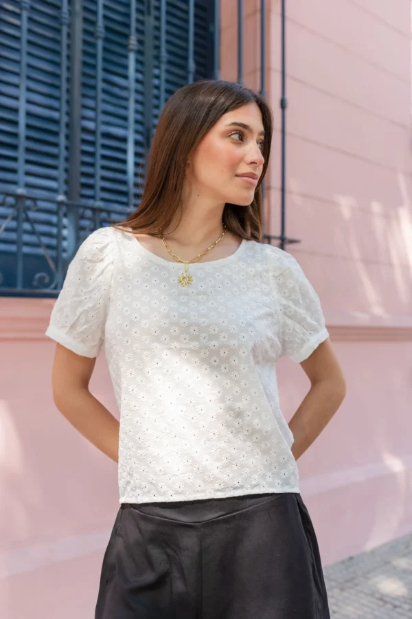 BLUSA DE BRODERIE CON CARTERA EN ESPALDA - Imagen 2