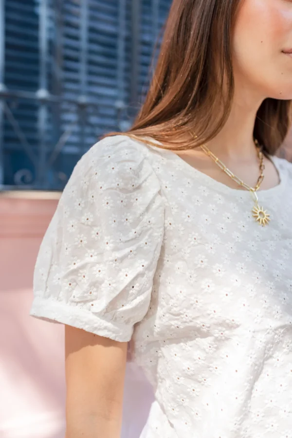 BLUSA DE BRODERIE CON CARTERA EN ESPALDA - Imagen 3