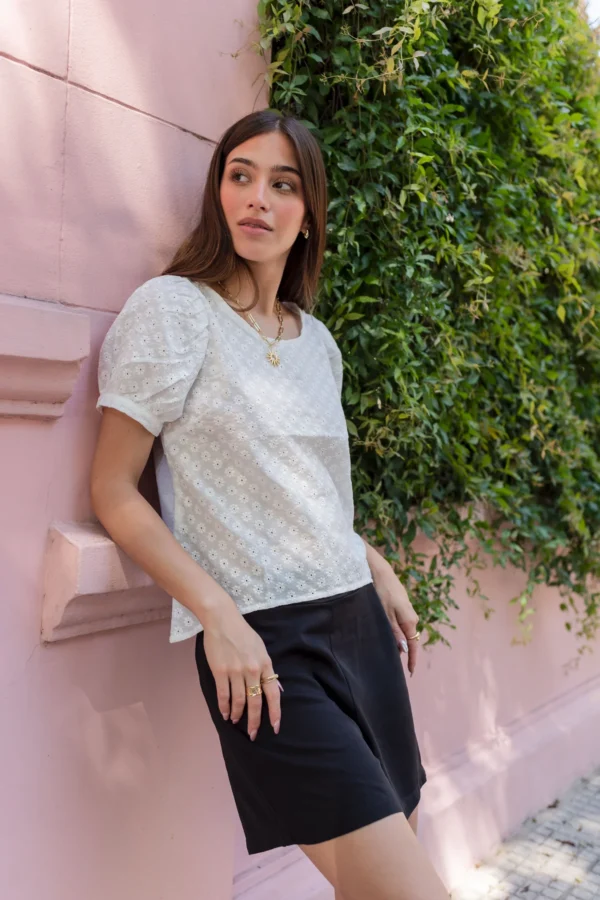 BLUSA DE BRODERIE CON CARTERA EN ESPALDA - Imagen 4