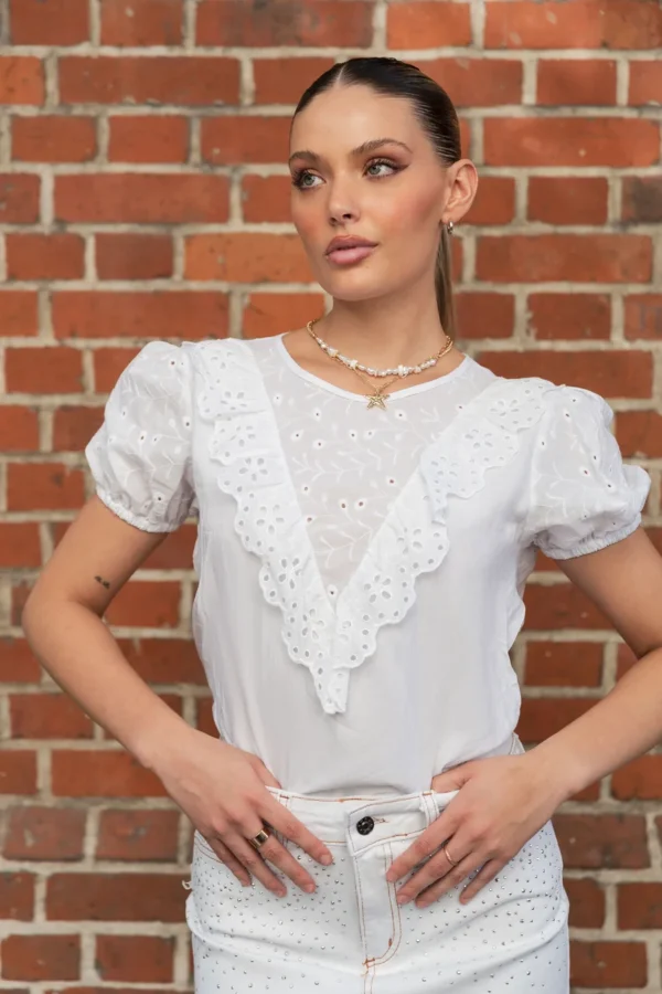 BLUSA RECORTE EN V CON VOLADO