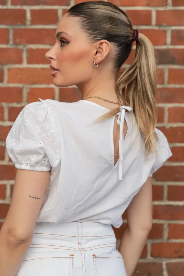 BLUSA RECORTE EN V CON VOLADO - Imagen 3
