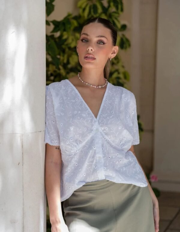 CAMISA DE BRODERIE CON RECORTE EN BAJO BUSTO