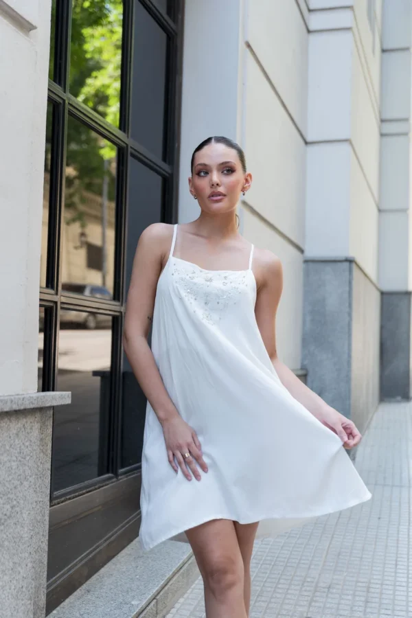 VESTIDO ESCOTE CUADRADO BORDADO A TONO