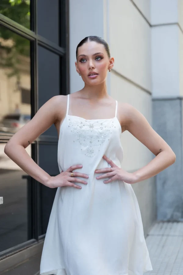 VESTIDO ESCOTE CUADRADO BORDADO A TONO - Imagen 4