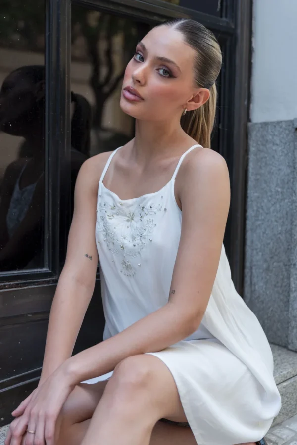 VESTIDO ESCOTE CUADRADO BORDADO A TONO - Imagen 3