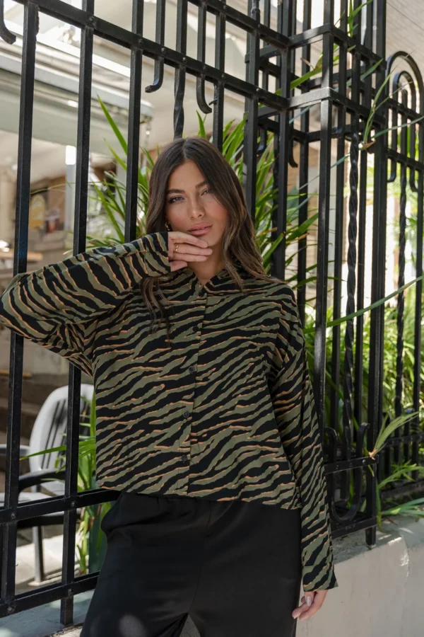 CAMISA OVER ANIMAL PRINT - Imagen 4