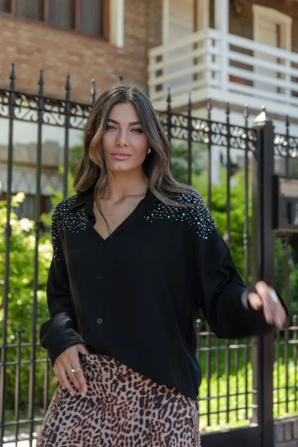 CAMISA OVER CON TACHAS