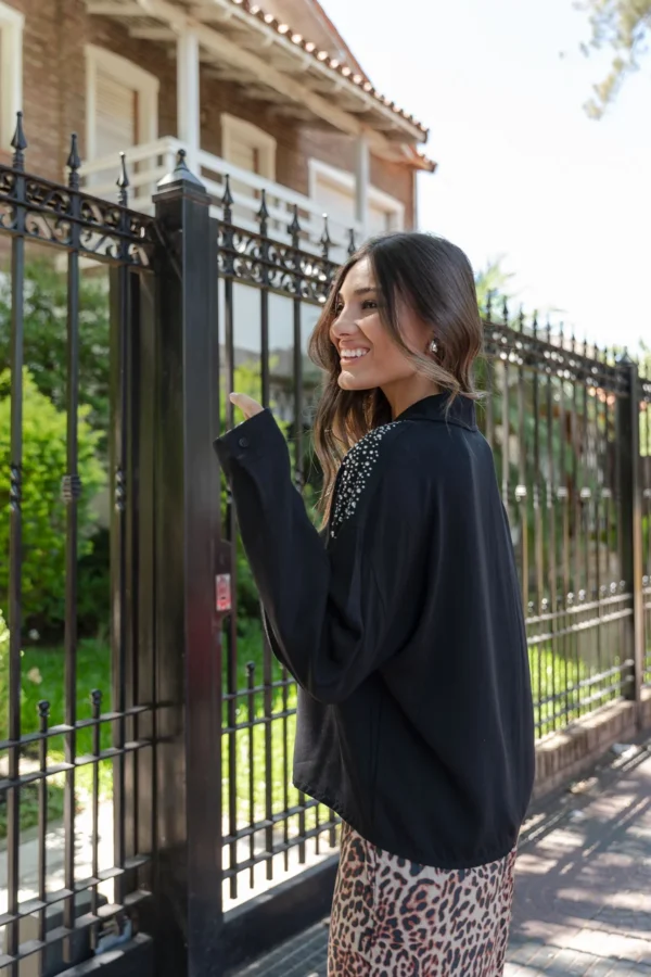 CAMISA OVER CON TACHAS - Imagen 3
