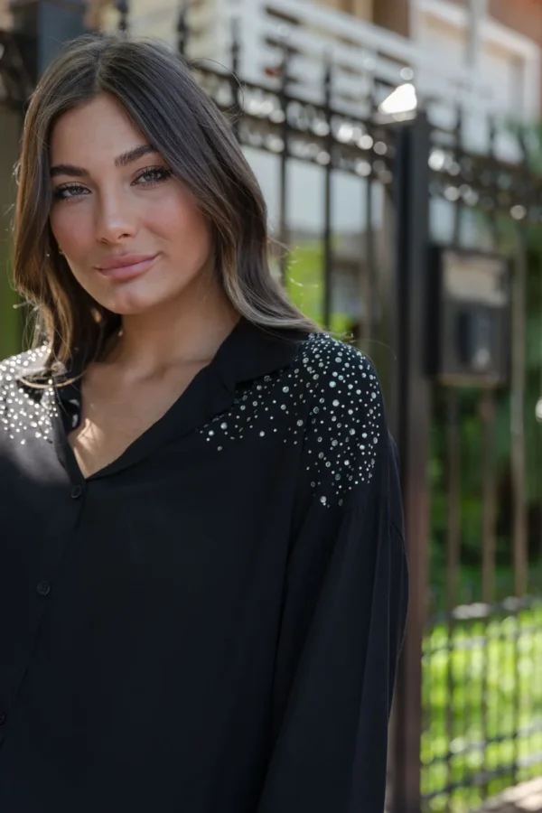 CAMISA OVER CON TACHAS - Imagen 4