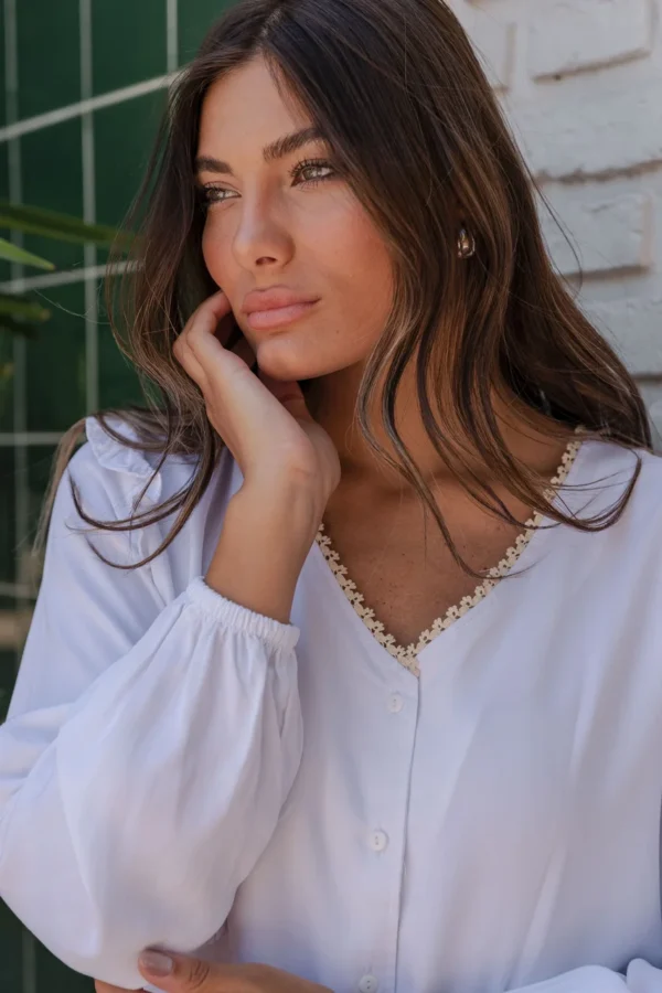 BLUSA ABOTONADA CON PUNTILLA - Imagen 2