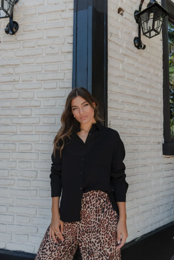 CAMISA OVER LARGA CON BOLSILLO