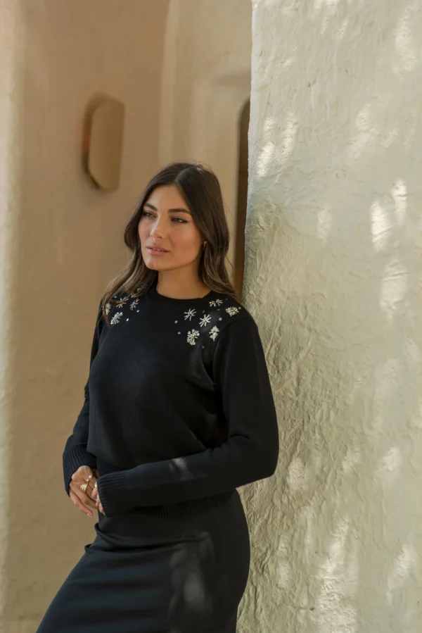 SWEATER CON BORDADOS EN HOMBROS - Imagen 2
