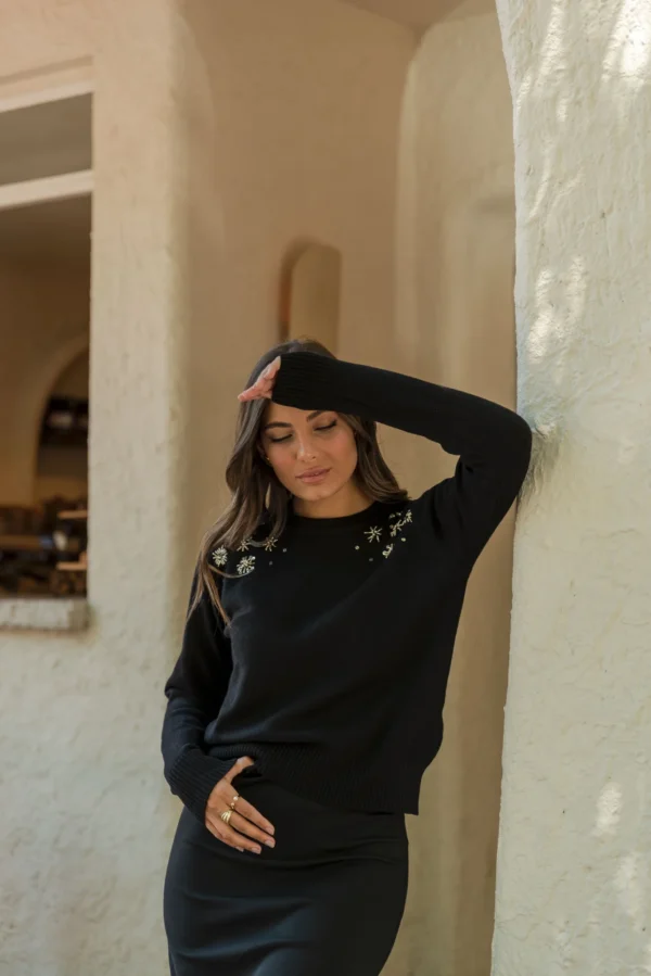 SWEATER CON BORDADOS EN HOMBROS - Imagen 3