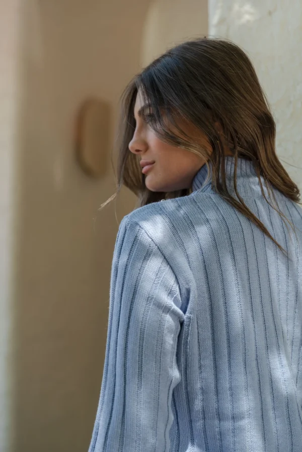 SWEATER MEDIA POLERA CON TACHAS SALPICADAS - Imagen 3