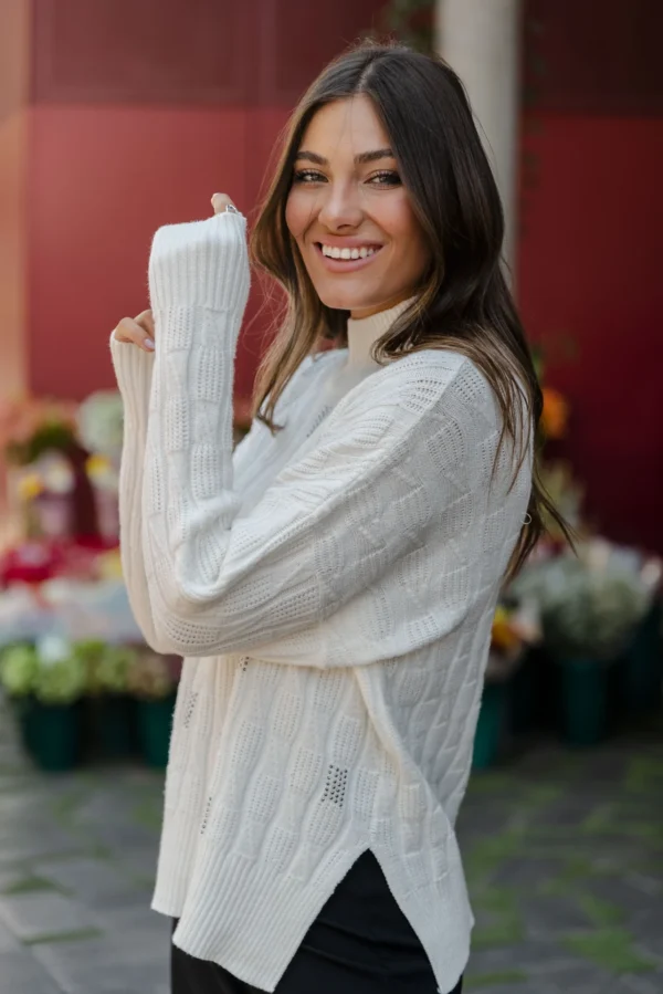 SWEATER  CON TACHAS EN TRENZAS - Imagen 2