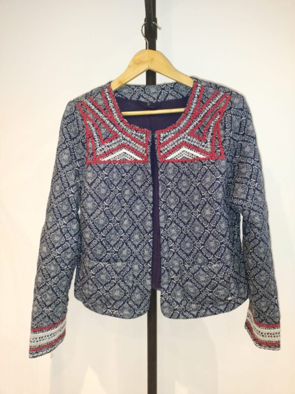 CHAQUETA CON BORDADO