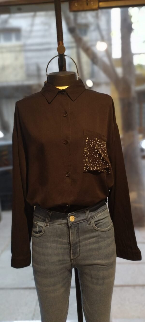 CAMISA CON BRILLOS EN BOLSILLO